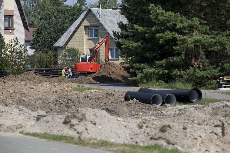 Rožyno gyventojai būgštauja, kad išvykus darbininkams, iš gražiai išpuoselėtos aplinkos jiems liks tik žemių kupstai ir išlaužytas asfaltas. V. BULAIČIO nuotr.