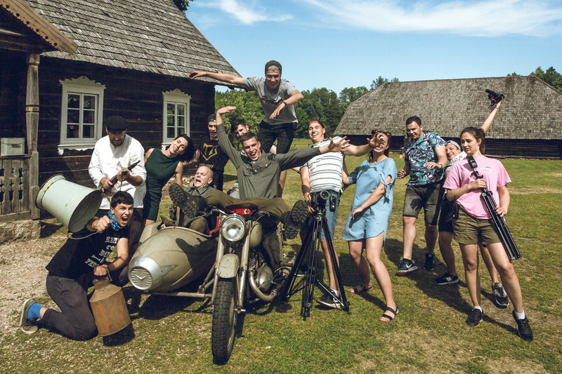 Trumpametražės juostos „Už žaliųjų girelių“ filmavimo aikštelėje. T. POVILONIO nuotr. 