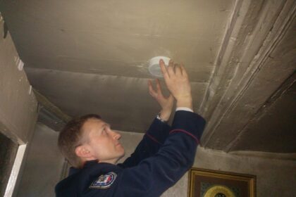 Nuo vasario pradžios Lietuvoje vyksta Priešgaisrinės apsaugos ir gelbėjimo departamento prie Vidaus reikalų ministerijos inicijuota gaisrų prevencijos akcija „Gyvenkime saugiai“. Šios akcijos tikslas – ugdyti žmonių saugios gyvensenos įpročius, skatinti gyventojus pasirūpinti savo namų saugumu.