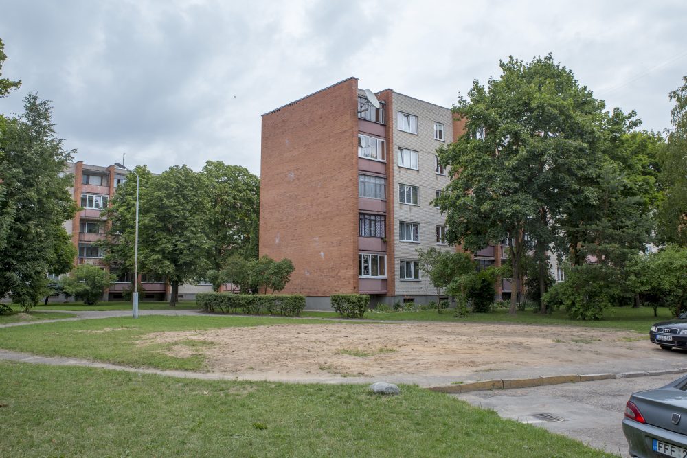 Naikinti negalima palikti – kur dėti kabelį, kai kalbama apie dar sovietmetį menančias vaikų žaidimo aikšteles daugiabučių kiemuose.