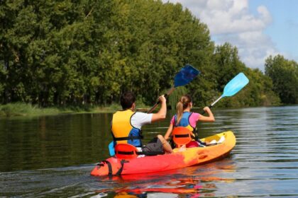 Poilsio, šilumos ir saulės išsiilgę šalies gyventojai ruošiasi ilgajam liepos savaitgaliui. Šiuo laikotarpiu kasmet pajūrį užgula tūkstantinės minios. Kaip rodo gyventojų apklausos duomenys, šiemet lietuviai vienodai renkasi tiek aktyvias pramogas gamtoje, tiek poilsį prie jūros. Mindauginių savaitgalį dauguma ketinančių pramogauti planuoja išleisti iki 300 eurų.