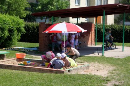 Panevėžio miesto savivaldybė praneša, kad šiuo metu yra 109 laisvos vietos visuose miesto lopšeliuose-darželiuose. Jos skelbiamos darzeliai.panevezys.lt.