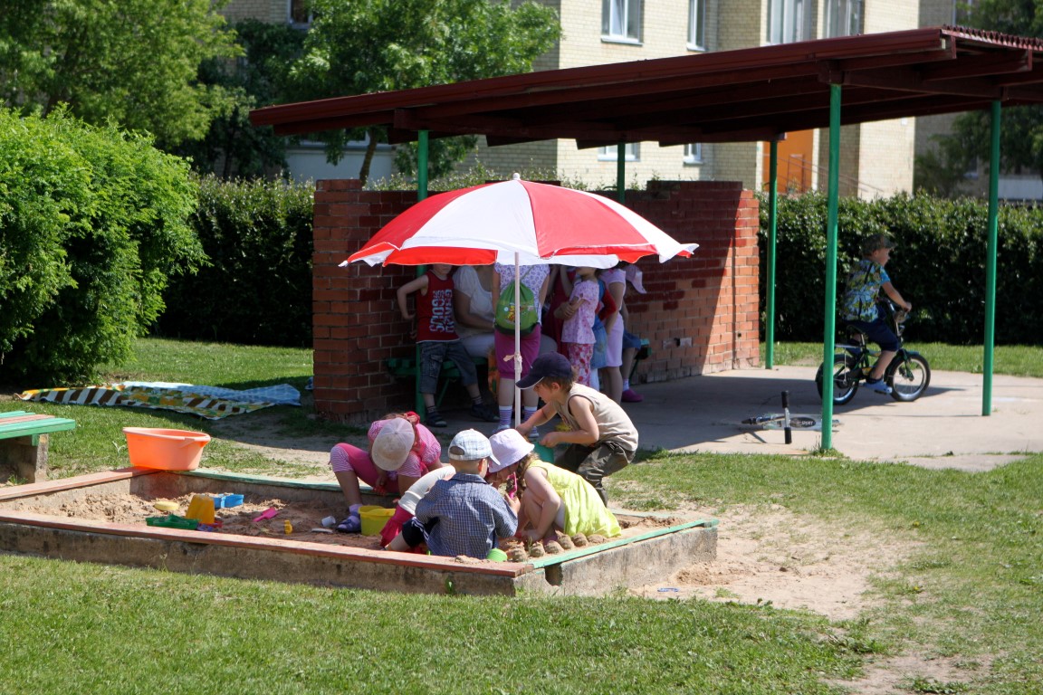 Panevėžio miesto savivaldybė praneša, kad šiuo metu yra 109 laisvos vietos visuose miesto lopšeliuose-darželiuose. Jos skelbiamos darzeliai.panevezys.lt.
