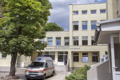 Respublikinė Panevėžio ligoninė turbūt niekuo nesiskiria nuo didžiųjų miestų gydymo įstaigų – dirba patyrę specialistai, nupirkta daug naujos gydymo technikos, atnaujinti skyriai. Tačiau ligoninei priklausanti Infekcinių ligų klinika Ramygalos gatvėje dvelkia giliu sovietmečiu.