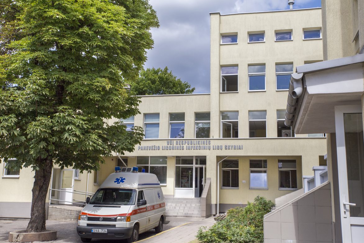 Respublikinė Panevėžio ligoninė turbūt niekuo nesiskiria nuo didžiųjų miestų gydymo įstaigų – dirba patyrę specialistai, nupirkta daug naujos gydymo technikos, atnaujinti skyriai. Tačiau ligoninei priklausanti Infekcinių ligų klinika Ramygalos gatvėje dvelkia giliu sovietmečiu.