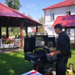 Lengvas brizas ir kūną šildanti saulė vilioja leisti laiką gamtoje. Vasarą, pirmai progai pasitaikius, nemaža dalis šalies gyventojų traukia užmiesčio link. Vandens pramogos, aktyvi veikla gamtoje dažnai vainikuojama ant grilio keptais patiekalais.