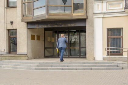 Nors per pastaruosius aštuonerius metus Lietuvoje gyventojų sumažėjo kone dešimtadaliu, šalies savivaldybių administracijose užimamų pareigybių skaičius ne tik nenukrito, bet dargi paaugo.