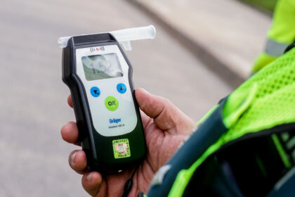 Vairuotojų, kurie drąsiai sėdasi prie automobilio vairo gerokai padauginę velnio lašų ar apsvaigę nuo narkotinių medžiagų, gretos nemažėja.