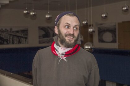 Ambicingus planus išsikėlę ir prieš dešimt mėnesių Panevėžio Juozo Miltinio dramos teatro vairą į savo rankas perėmę jaunieji vadovai sulaukė labai netikėto krikšto. Teatro meno vadovas Andrius Jevsejevas socialiniame tinkle pasidalino intriguojamo turinio laišku – grasinimu surengti daugiatūkstantinę protesto akciją prieš Panevėžio teatrą.