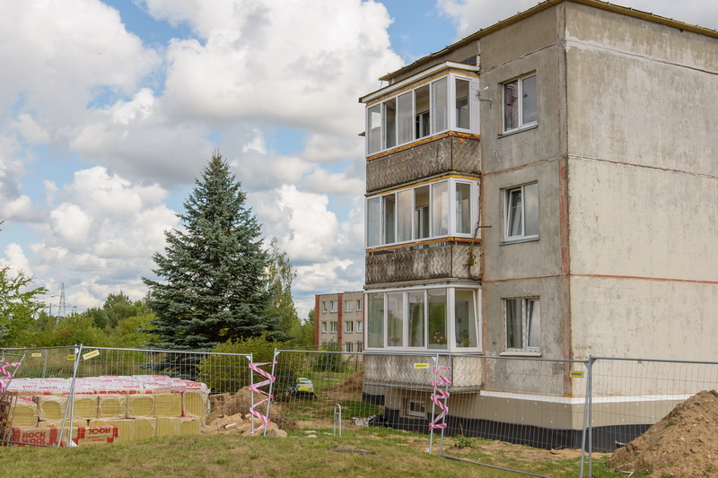 Prie renovuojamo namo atvykę korespondentai rado darbo dieną neįprastą ramybę. Inspektoriams pradėjus tyrimą, Ukrainos įmonė darbus sustabdė. M. GARUCKO nuotr. 