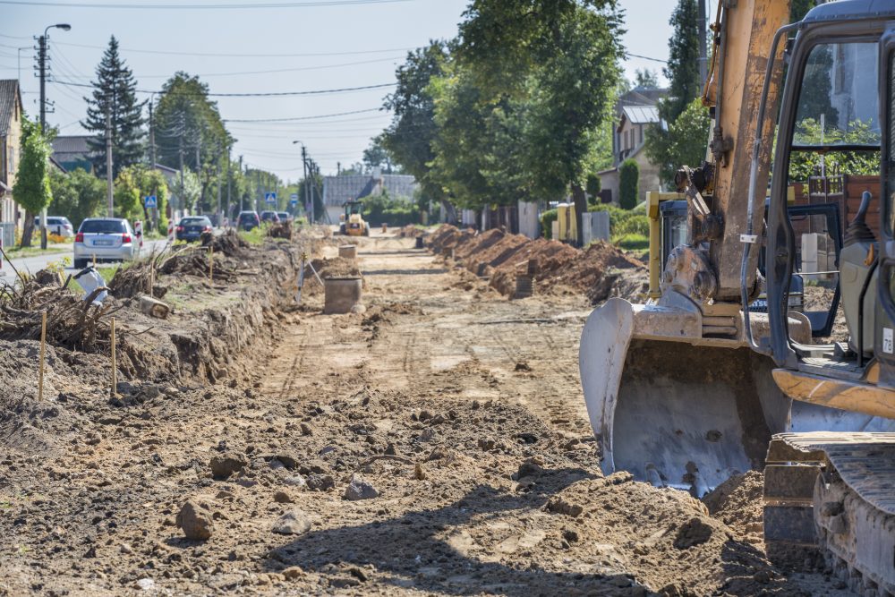 Jau mėnuo buvusi kritinės būklės Pušaloto gatvė panašesnė į baseiną negu į kelią – čia triūsiantys darbininkai ją su visu gruntu iškasė, nes šią vietą tenka remontuoti kapitališkai.