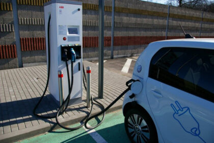 Siekiant sudaryti galimybes elektromobilių vairuotojams sklandžiai ir nepertraukiamai keliauti šalyje, mažinant naftos produktų vartojimą susisiekimo sektoriuje ir švelninant transporto poveikį aplinkai, Lietuvos miestuose dar šiemet bus įrengtos 57 naujos elektromobilių įkrovimo prieigos.