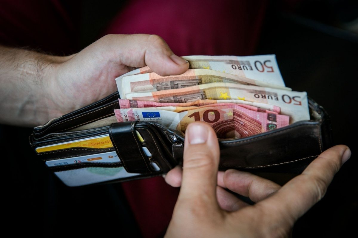 Gyventojų pajamų augimą šiemet toliau skatina ūgtelėjusi minimali mėnesio alga (MMA) ir „Sodros“ įmokų grindys, sako „Sodros“ vyriausioji patarėja. Julita Varanauskienė tikina, kad tai leidžia didinti socialinio draudimo išmokas.