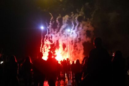 Tris dienas trukusią sporto fiestą – jubiliejinį, 15-ąjį triatloną – Pasaulio dvigubo ultratriatlono taurės varžybas sekmadienio vakarą po nugalėtojų apdovanojimų bei įspūdingo koncerto vainikavo Baltijos šalių fejerverkų festivalis.