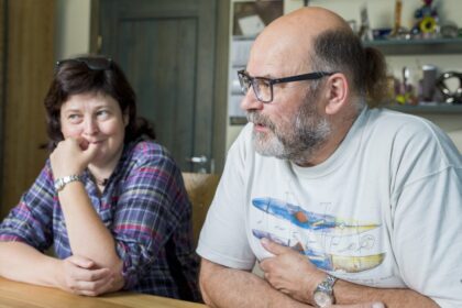 Panevėžiečiai stiklo menininkai savo kūriniais stebina ir žavi visą pasaulį. Stiklas šeimos gyvenime yra ne tik išdava – jis sulydo šiuos du savitą požiūrį į meną turinčius kūrėjus, leidžia jiems pažvelgti į savo vidų. O kartu ir į mūsų – jų meno vertintojų mintis.