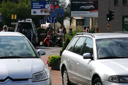 Panevėžyje, vienoje judriausių sankryžų ties įvažiavimu į autobusų stotį penktadienio vidurdienį partrenktas motoroleris.