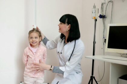 Valstybinės ligonių kasos prie Sveikatos apsaugos ministerijos (VLK) specialistai atkreipia dėmesį, kad per pirmąjį šių metų pusmetį šeimos gydytojai profilaktiškai patikrino kiek daugiau nei 160 tūkst. vaikų. Šių paslaugų galėtų būti suteikta ir daugiau, jei tėvai su savo atžalomis neatidėliotų vizito pas šeimos gydytojus.