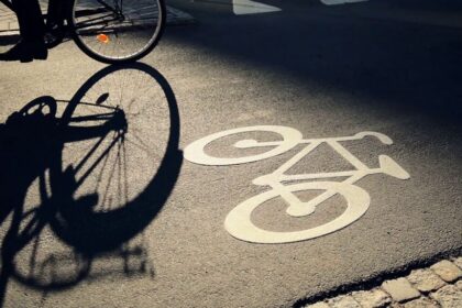 Penktadienio vidurdienis nesėkmingas buvo penkiasdešimtmetei, dviračiu važiavusiai Vytauto gatve. Moters transporto priemonė buvo tinkamai paruošta kelionei – dviračio priekyje degė baltos spalvos žibintas, o gale raudonos. Tačiau vairuotoja nedėvėjo ryškiaspalvės liemenės su šviesą atspindinčiais elementai ir neatsargiai elgėsi kelyje.