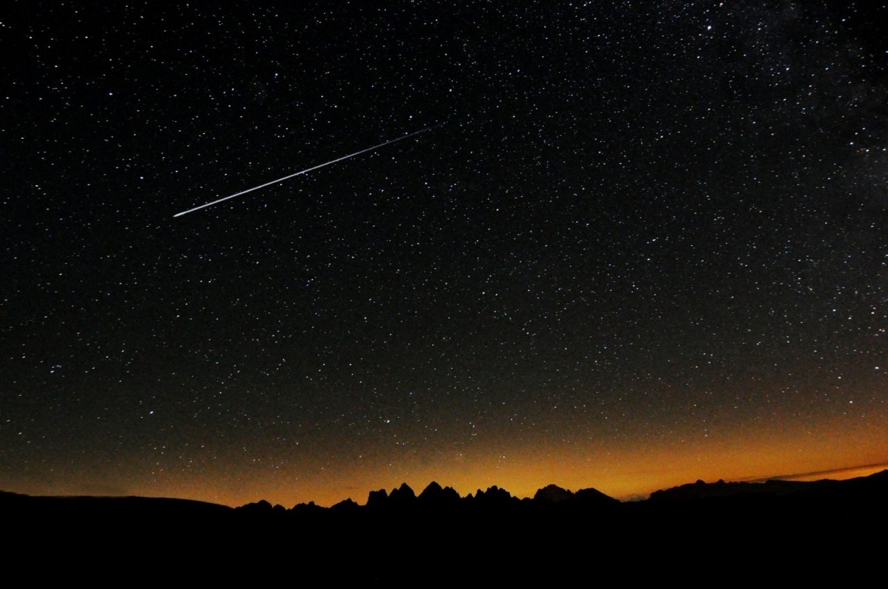 Kasmetinis Perseidų meteorų lietus rugpjūčio naktimis priverčia pakelti akis į dangų.