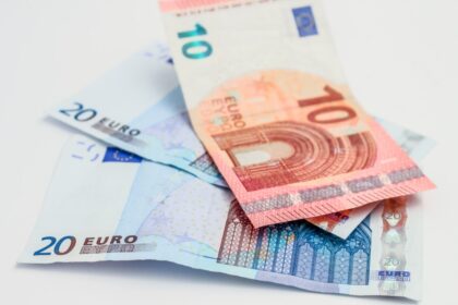 Pirmadienį piketą dėl nedidėjančių algų prie Vyriausybės rengiantys kultūros ir meno srities darbuotojai reikalauja, kad atlyginimai jiems jau kiąmet kiltų mažiausiai 75 eurais.