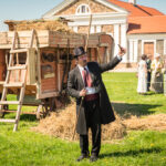 Pakruojo dvaro baronas mokėjo nustebinti „Bumbulinių“ šventės svečius. Stebinti moka ir šio gastronomų bei aludarių festivalio organizatoriai. Šįmet per „Bumbulines“ vyks pirmosios mėgėjiškos žmonų nešimo varžybos Lietuvoje. Joms teisėjaus Vytautas ir Neringa Kirkliauskai, liepą tapę šios sporto šakos pasaulio čempionais.