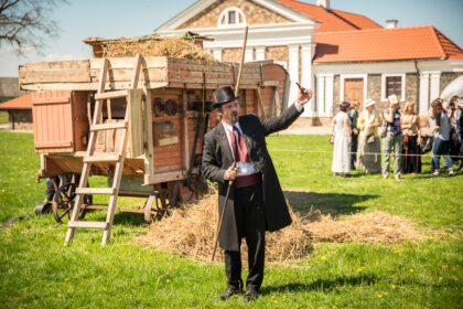 Pakruojo dvaro baronas mokėjo nustebinti „Bumbulinių“ šventės svečius. Stebinti moka ir šio gastronomų bei aludarių festivalio organizatoriai. Šįmet per „Bumbulines“ vyks pirmosios mėgėjiškos žmonų nešimo varžybos Lietuvoje. Joms teisėjaus Vytautas ir Neringa Kirkliauskai, liepą tapę šios sporto šakos pasaulio čempionais.