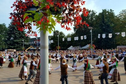 Panevėžio miesto gyventojai ir miesto svečiai, o jų atvyko gausiai iš viso Aukštaitijos regiono, antrąjį rugsėjo savaitgalį, buvo kviečiami stebėti, mėgautis, dalyvauti Aukštaitijos regioninės dainų ir šokių šventės „Šimtmečio skrynia“ tautinio meno renginiuose, skirtuose Lietuvos valstybės šimtmečiui paminėti.