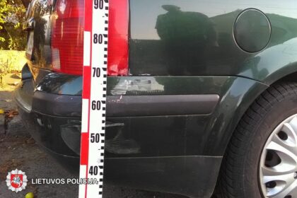 2018-09-08 Panevėžyje, K. Binkio g. apgadintas automobilis „VW Passat“. Jį apgadinusio automobilio vairuotojas iš eismo įvykio vietos pasitraukė.