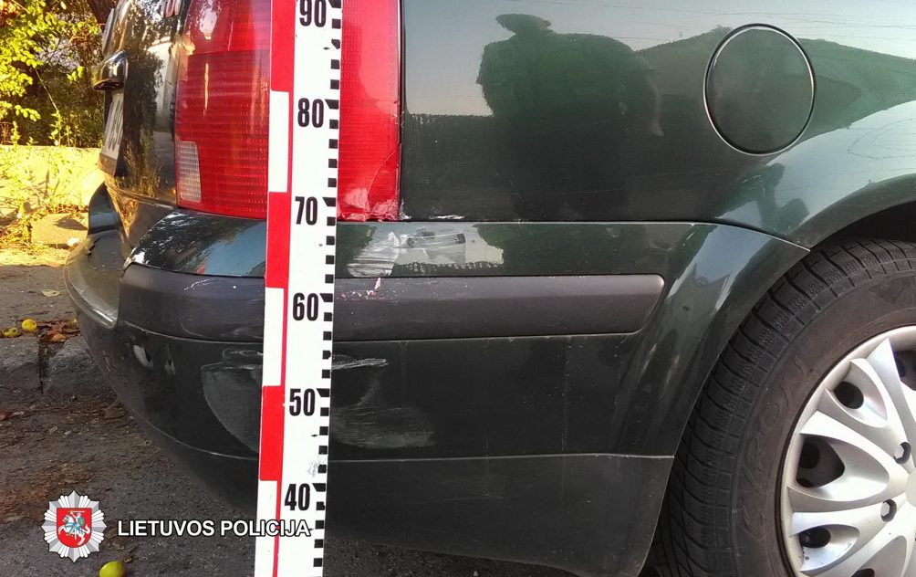2018-09-08 Panevėžyje, K. Binkio g. apgadintas automobilis „VW Passat“. Jį apgadinusio automobilio vairuotojas iš eismo įvykio vietos pasitraukė.