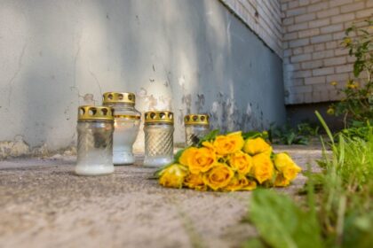 Panevėžyje pro langą iškritusios merginos byloje – posūkis. Teismas patenkino prokuratūros prašymą ir leido suimti lemtingą vakarą su ja bute buvusius abu vyrus.