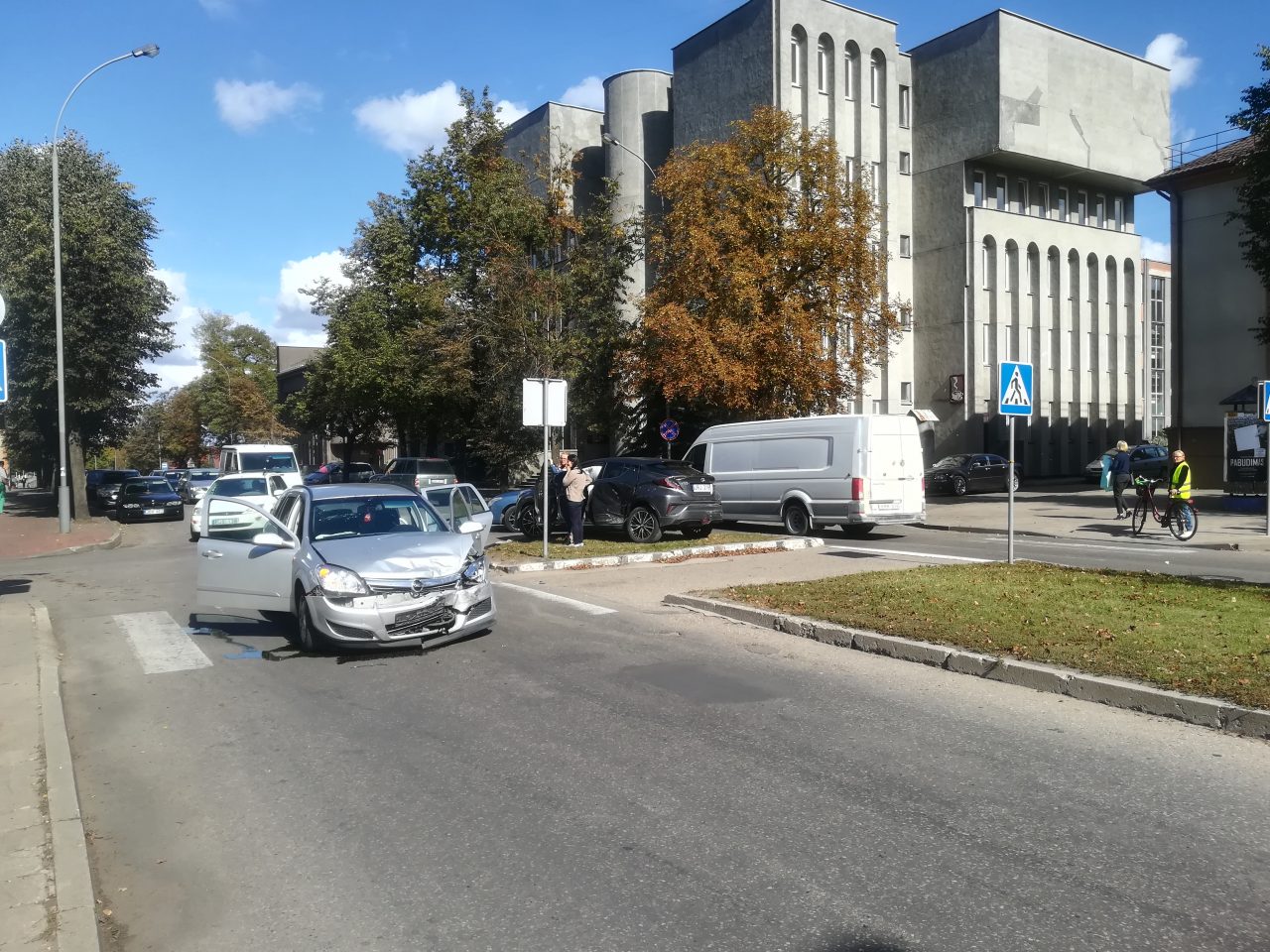 Prie miesto centrinio pašto penktadienio vidurdienį susidūrė du lengvieji automobiliai.