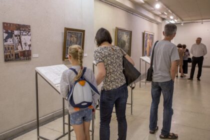 Jau nuo šių mokslo metų įsigaliojo naujovė mokykloms – vadinamasis moksleivio kultūros pasas. Tai reiškia, kad kiekvienas šalies moksleivis už valstybės skiriamus 15 eurų galės lankyti renginius, edukacinius užsiėmimus. Tačiau ne bet kuriuos, o atrinktus Švietimo ir mokslo bei Kultūros ministerijų. Numatyta, jog pirmiausia naujovę galės išbandyti pradinių klasių moksleiviai, o nuo sausio – visi likusieji šalies bendrojo lavinimo mokyklų moksleiviai.