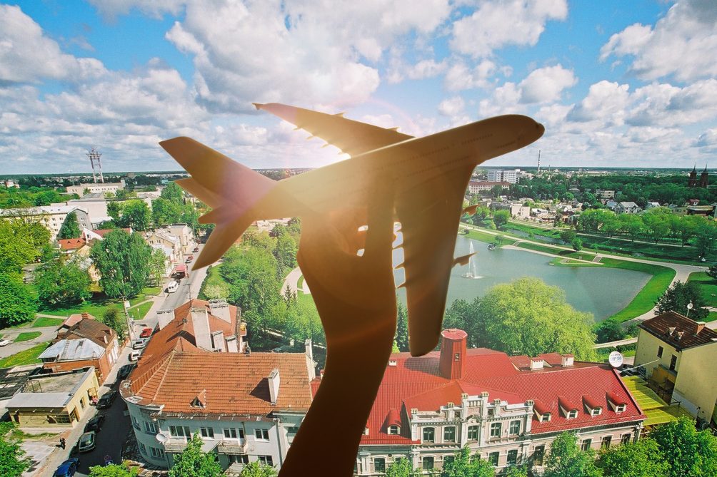 Statistika skelbia apie mažėjančius emigracijos ir augančius sugrįžtančiųjų srautus. Po septynerių Vokietijoje praleistų metų į Panevėžį su šeima parvažiavusi žurnalistė Justė Širmulė tokiu pasirinkimu nustebino ne vieną svetur likusią draugų šeimą. Su kokiais iššūkiais Lietuvoje susidūrė buvusi emigrantė?