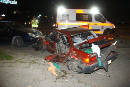 Trečiadienio vakaras buvo pažymėtas skaudžia avarija, kurios metu buvo sudaužyti net devyni automobiliai, sužeistas vieno jų vairuotojas ir dviratininkas. Liudininkų teigimu, skaudus eismo įvykis įvyko tuo metu, kai du BMW automobiliai lenktyniaudami didžiuliu greičiu skriejo Parko gatve.