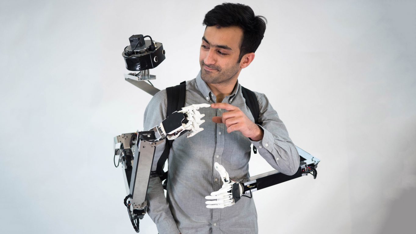 Nuotolinis valdymas gali įgauti nestandartines formas ir sprendimus. To pavyzdys – sprendimas „Fusion“, kurį pristatė Tokijo ir Keijo universitetų inžinierių ir dizainerių kolektyvas. Robotui buvo suteikta kuprinės forma ir įtaisyti du valdymo moduliai – nuotolinis ir žmogaus nešėjo.