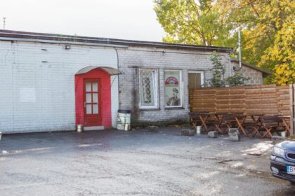 Panevėžio valdžia toliau veržia žarną, kuria į panevėžiečių gerkles teka alkoholis. Darbo laiką apriboti siūloma dar dviem alaus barams, tapusiems galvos skausmu aplinkiniams gyventojams. Iš prekybos alkoholiu besipelnantys sankcijų sulaukę verslininkai graso verslą kelsiantys į užsienį.