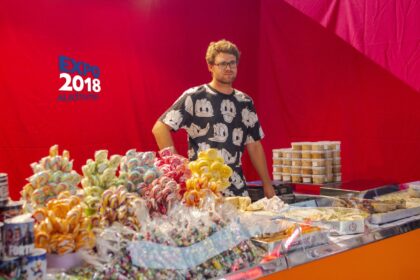 Saldainių šou! Šeštadienį nepraeikite pro „Chalvytės“ stendą.