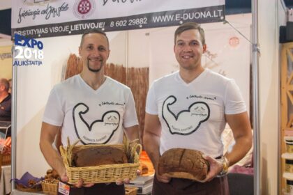 Prieš šešerius metus įsikūrusi kepyklėlė „Velželio duona“ kviečia paragauti, įvertinti ir įsigyti šviežios naminės tradicinės lietuviškos ruginės duonos, duonos su kanapių sėklomis, džiovintais vaisiais, duonos iš rupių ruginių miltų ir kitos produkcijos.