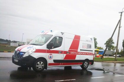 Panevėžio rajone susidūrus autobusui ir lengvajam automobiliui, iš pastarojo moterį vadavo ugniagesiai.