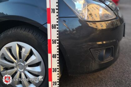 2018-09-14 Panevėžyje, Liepų al. apgadintas automobilis „Ford Fiesta“. Jį apgadinusio automobilio vairuotojas iš eismo įvykio vietos pasitraukė.