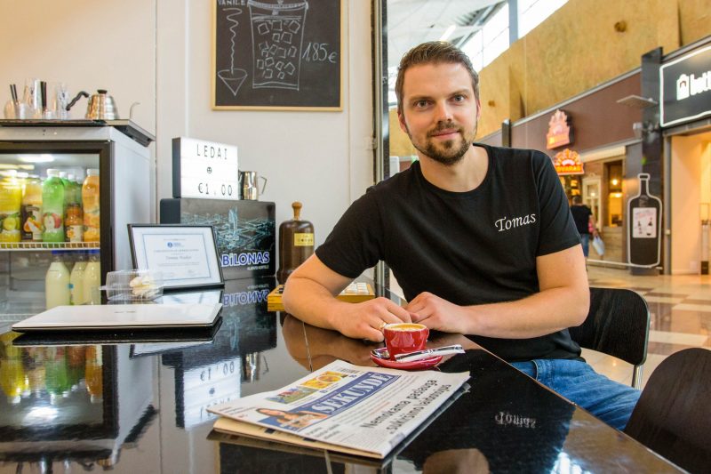 Iš Airijos sugrįžęs ir Panevėžyje populiarią kavinę „Mestro Coffee“ atidaręs T. Rudys sako, jog vietinio laikraščio neskaitantis žmogus airių liktų tiesiog nesuprastas. M. Garucko nuotr.