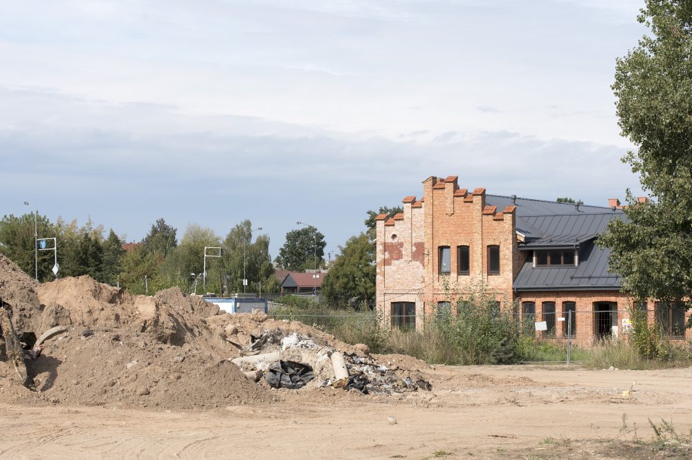 Modernių daugiabučių namų kvartalui numatytą, bet kol kas tik laikina žemių ir technikos sandėliavimo aikštele paverstą teritoriją Kranto g. pažymėjo nepilnamečio gyvybės pareikalavusi tragedija.