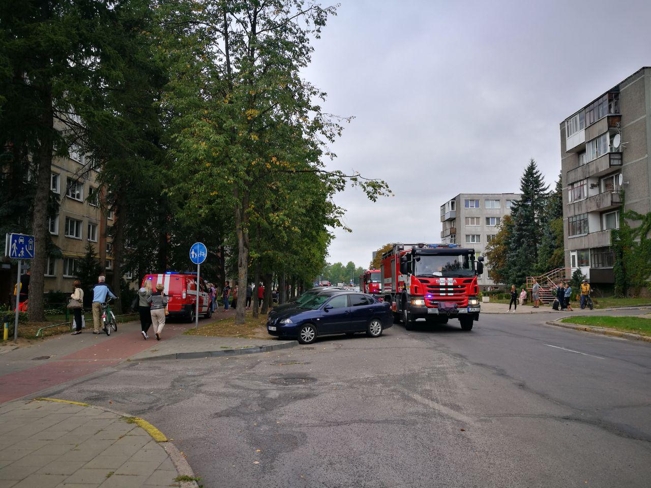 Nemenkos specialiųjų tarnybų pajėgos sulėkusios į Parko gatvę Panevėžyje gesinti dūmuose skęstančio buto.