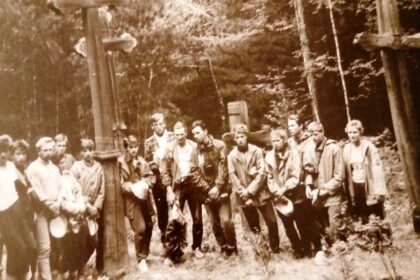 Panevėžio apygardos prokuratūros Organizuotų nusikaltimų ir korupcijos tyrimo skyriaus prokuroras Aurelijus Navickas visuomet suklūsta, išgirdęs žiniasklaidos pranešimus apie Lietuvos jaunimo ekspedicijas į Sibirą (šiemet – į Kazachstaną), skirtas aplankyti ir sutvarkyti lietuvių tremtinių kapus. A. Navickas – pirmosios lietuvių moksleivių ekspedicijos į Sibirą dalyvis, į šią kelionę su pusšimčiu kitų jaunuolių leidęsis 1989-ųjų vasarą.