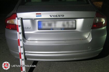 2018-10-01 Panevėžyje, Beržų g., apgadintas automobilis „Volvo“. Jį apgadinusio automobilio vairuotojas iš eismo įvykio vietos pasitraukė.