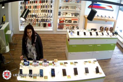 2018-09-25 Panevėžyje, Respublikos g., nenustatyti mergina ir vaikinas apgaulės būdu norėjo įsigyti mobilųjį telefoną. Nuostolis – 100 eurų.