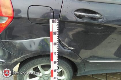 2018-10-03 Panevėžyje, Respublikos g., apgadintas automobilis „Mercedes-Benz“. Jį apgadinusio automobilio vairuotojas iš eismo įvykio vietos pasitraukė.