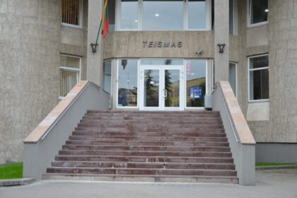 Panevėžio apylinkės teisme paskelbtas nuosprendis 11 panevėžiečių, kurie organizuotose grupėse vykdė prekybą narkotikais. Šešiems skirtos laisvės atėmimo bausmės nuo 4 iki 9 metų, vienam jų subendrinus su kitose bylose skirtomis bausmėmis pataisos namuose teks praleisti net 10 metų.