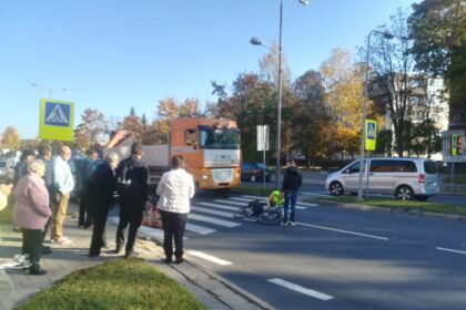 Nemuno gatvėje šį rytą praeivius pašiurpino skausmingas eismo įvykis. Pro šalį ėjusių žmonių akivaizdoje po lengvojo automobilio ratais pakliuvo dviratininkė.