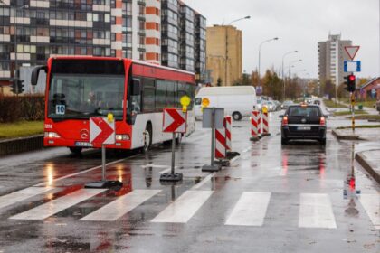Dariaus ir Girėno bei Klaipėdos gatvių sankryža – viena avaringiausių vietų Panevėžyje. Vairuotojai piktinasi, kad, užuot išsprendus, kaip būtų galima sumažinti joje eismo įvykių skaičių, važiavimo sąlygos dar labiau pasunkintos.